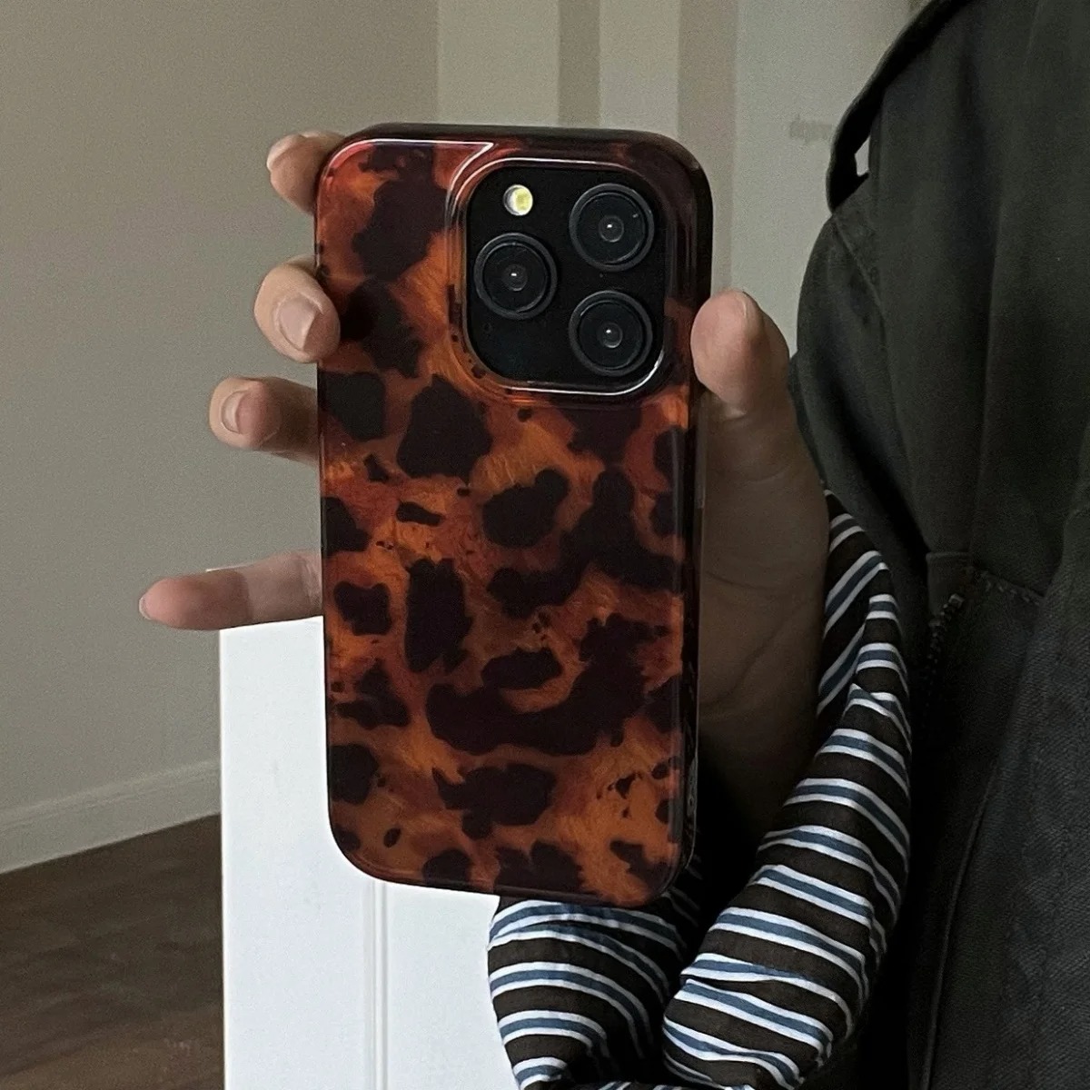 レトロなアンバーテクスチャのレーザー加工スマホケース iPh - Phone Accessories To Sell のレビューと価格